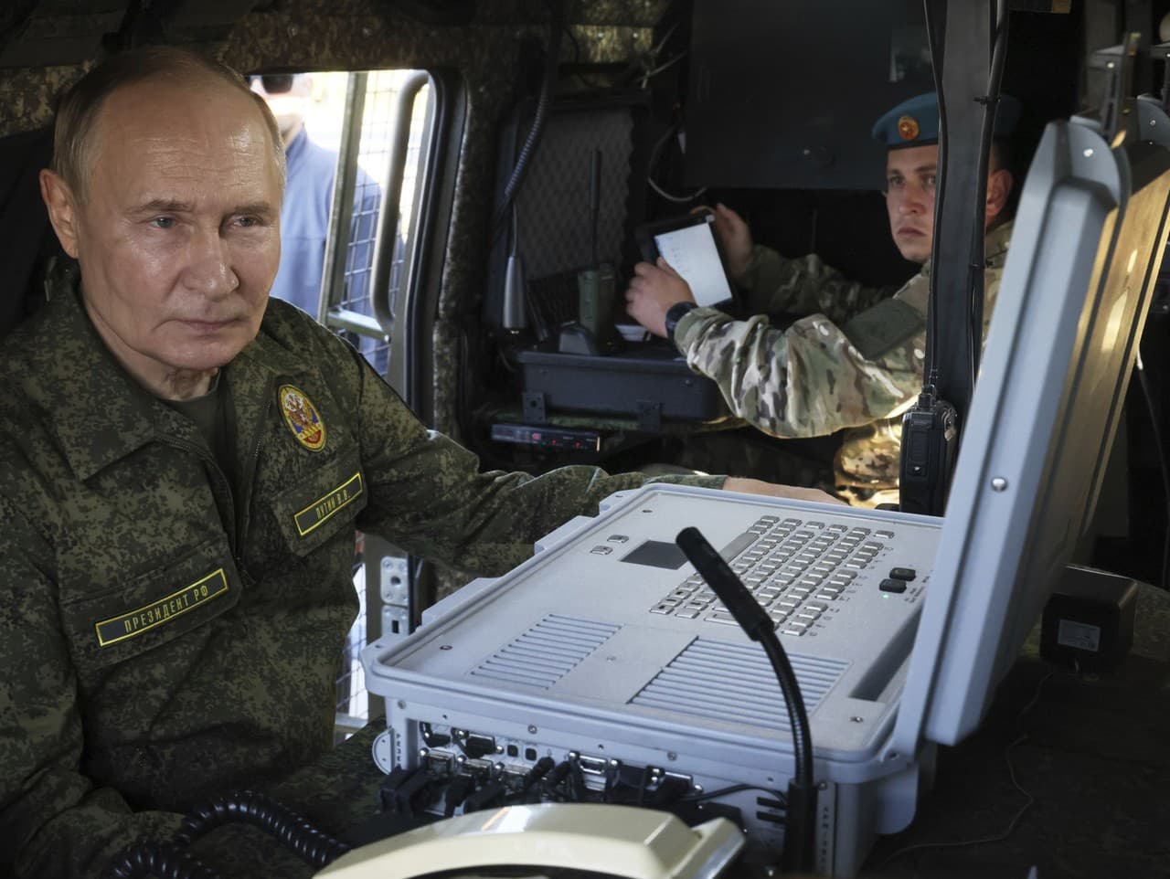 Ruský prezident Vladimir Putin kontroluje ruské zbrane a vybavenie počas návštevy rusko-bieloruského spoločného vojenského cvičenia 