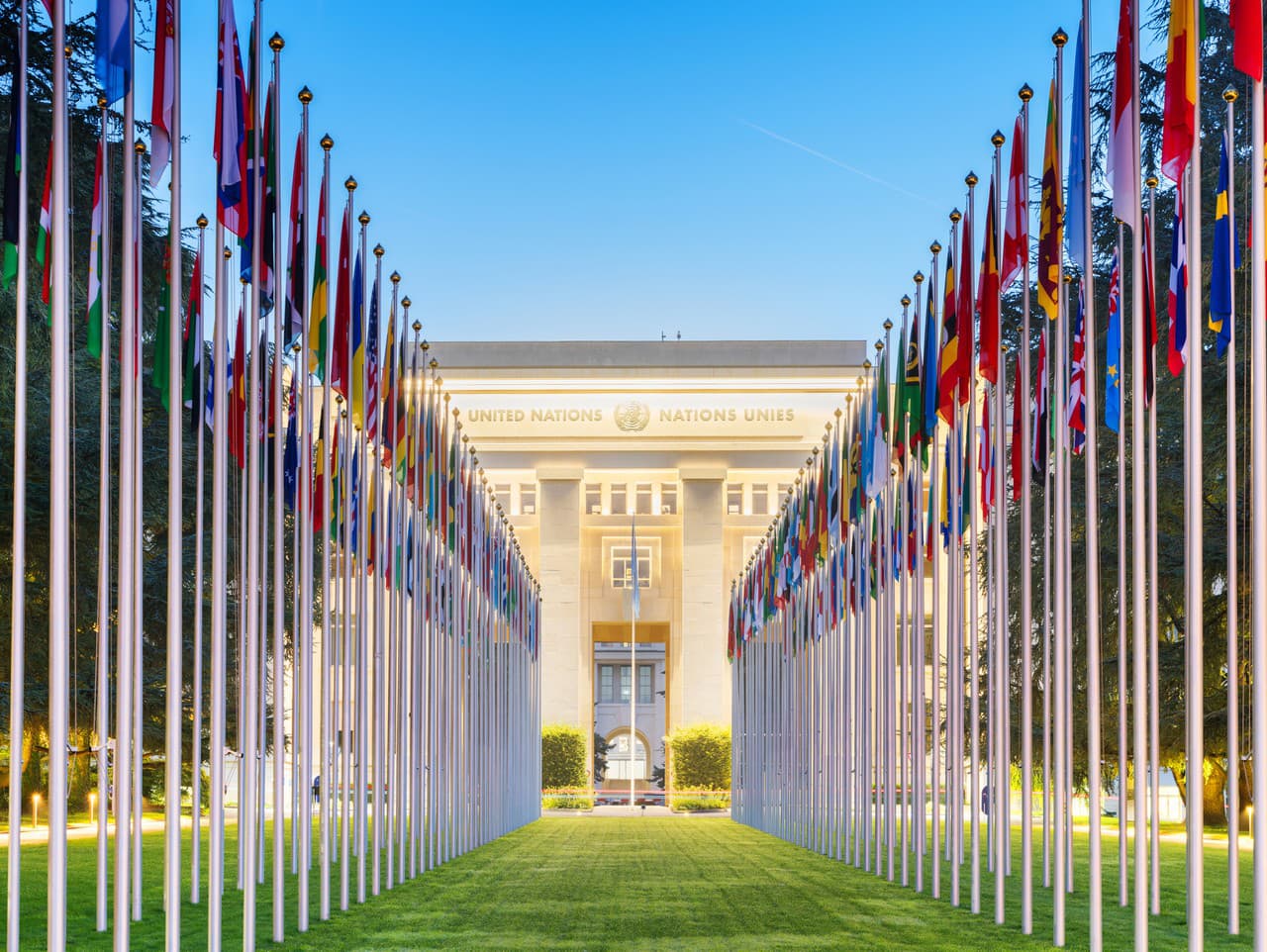 Úrad Organizácie Spojených národov v Ženeve s vlajkami členských krajín