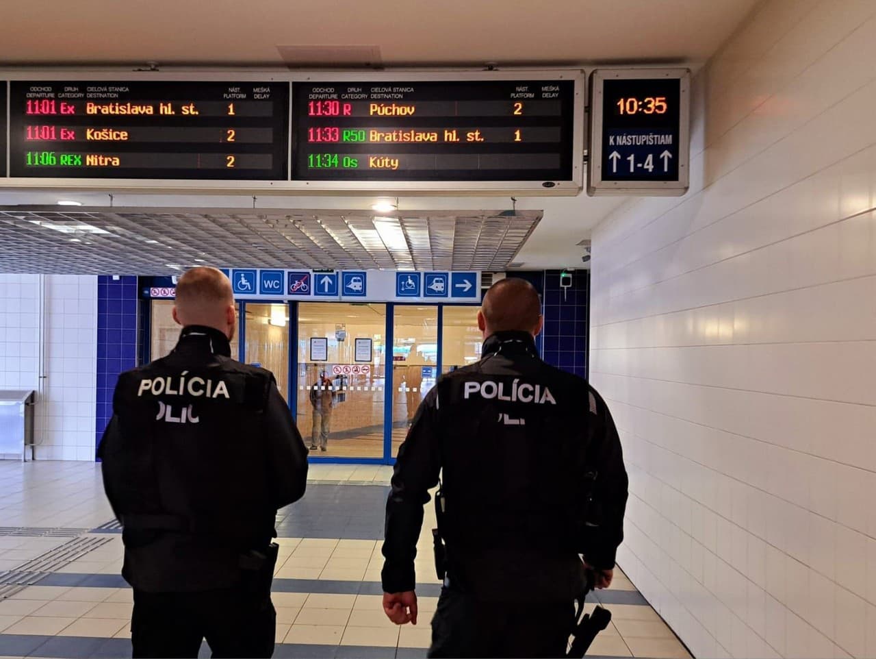 Polícia na železnici v Trnave pomohla staršiemu mužovi.