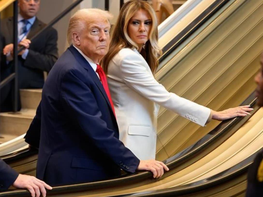 Donald a Melanie Trumpovci stoja pred eskalátorom v budove OSN (New York), ktorý sa náhle zastavil. 