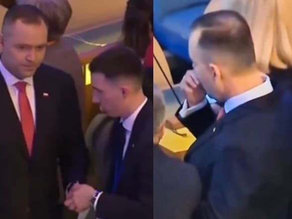 Poľský prezident Karol Nawrocki si pýta od asistenta na pôde OSN žuvací tabak. O niekoľko sekúnd si ho vkladá do úst. 