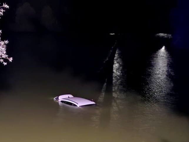 V rybníku skončilo osobné motorové vozidlo v mestskej časti Žiliny Brodno
