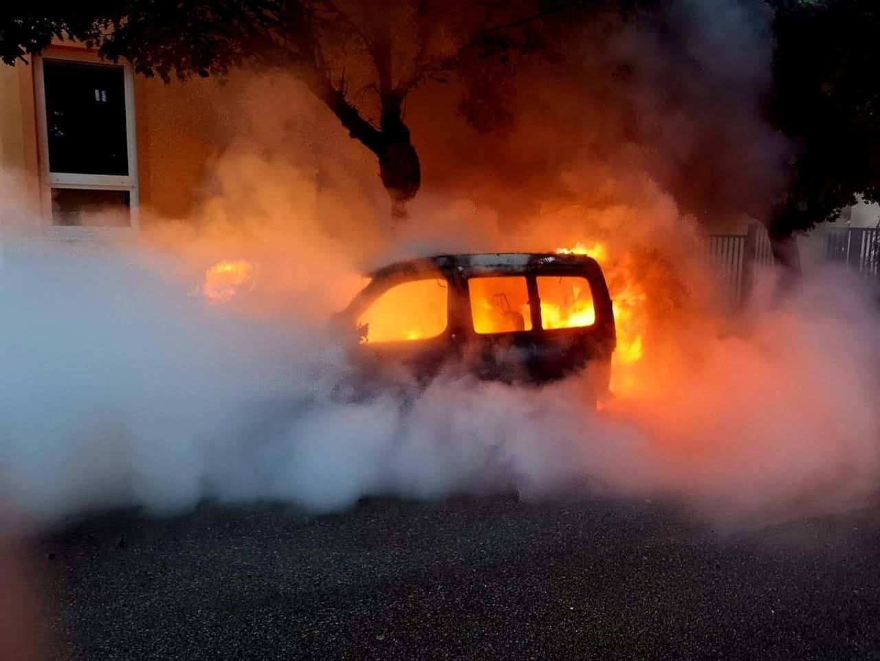 Požiar osobného automobilu v Skalici