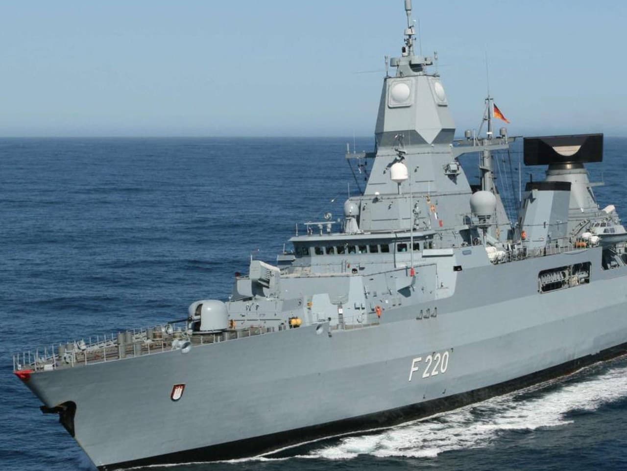 Nemecká fregata Hamburg počas cvičenia NATO  