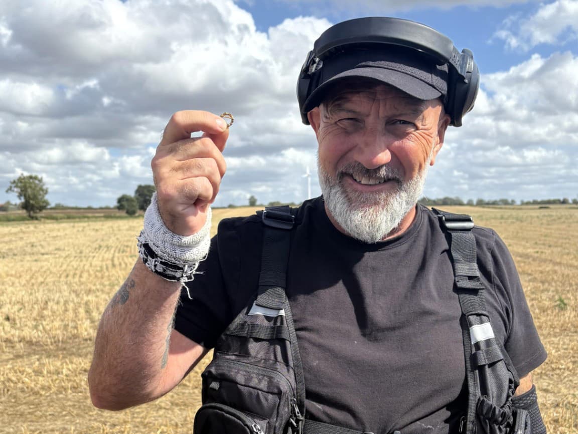 Amatérsky hľadač objavil raritnú brošňu zo 13. storočia