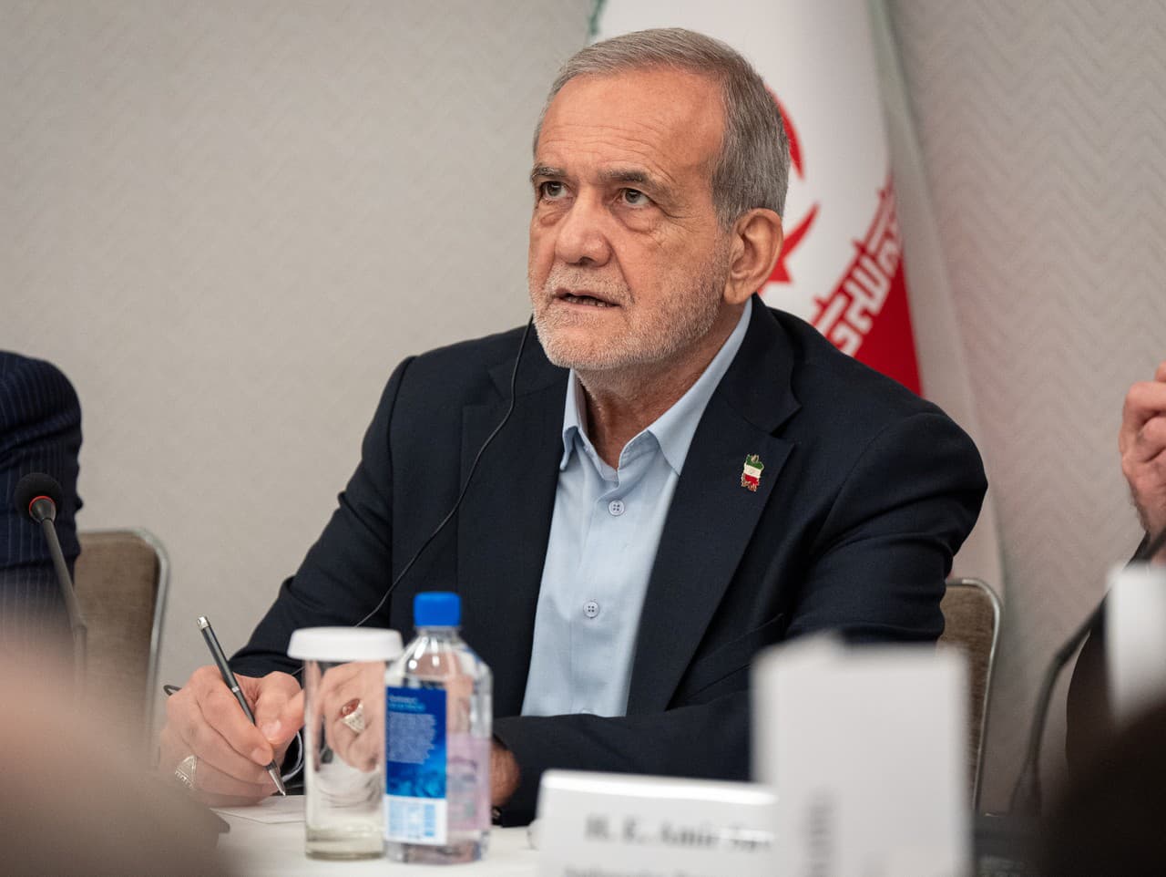 Iránsky prezident Masúd Pezeškiján odpovedá na otázky médií na tlačovej konferencii v New Yorku 