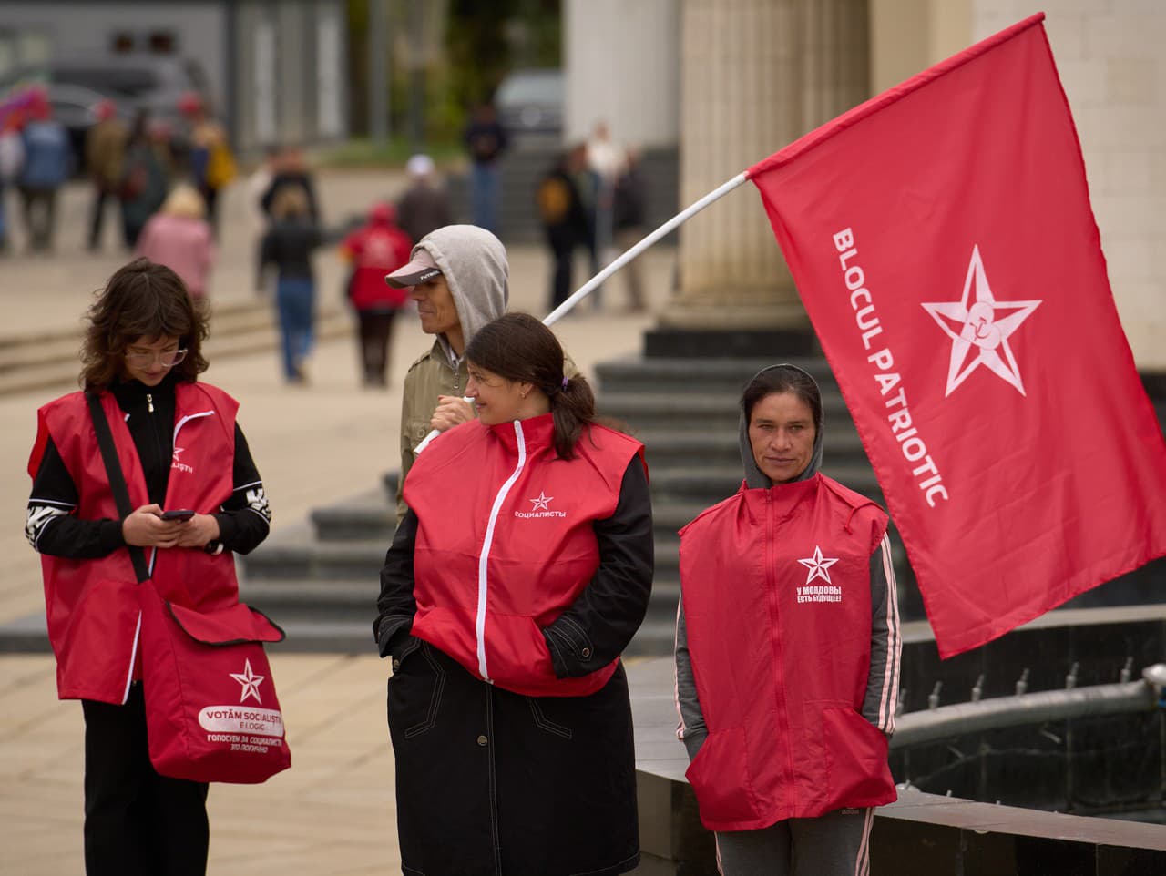Ľudia sa účastnia kampane proruského Vlasteneckého bloku Moldavska v Kišiňove.