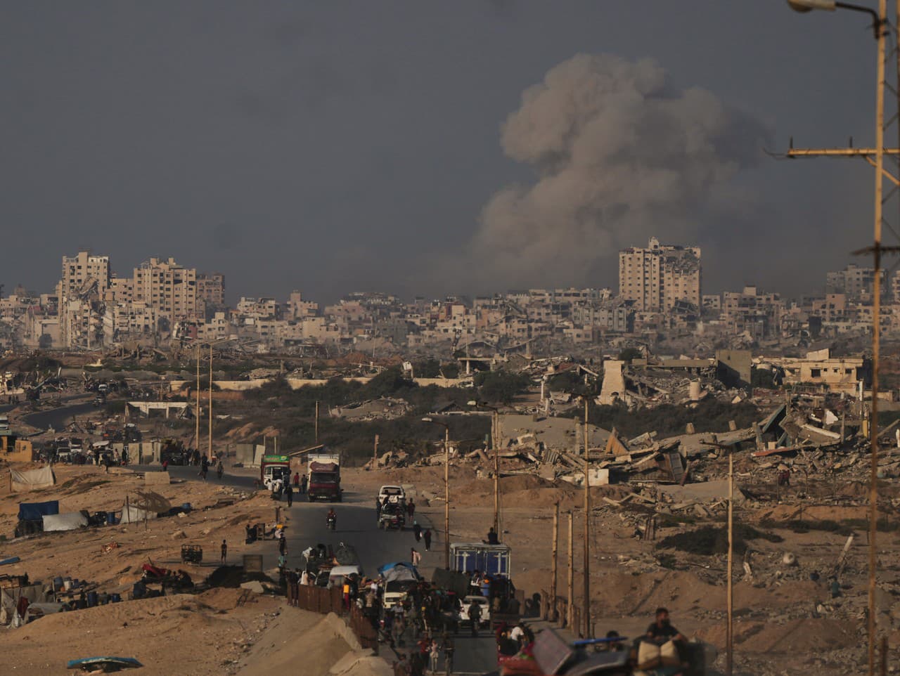 Dym stúpa po izraelskom vojenskom útoku v meste Gaza.