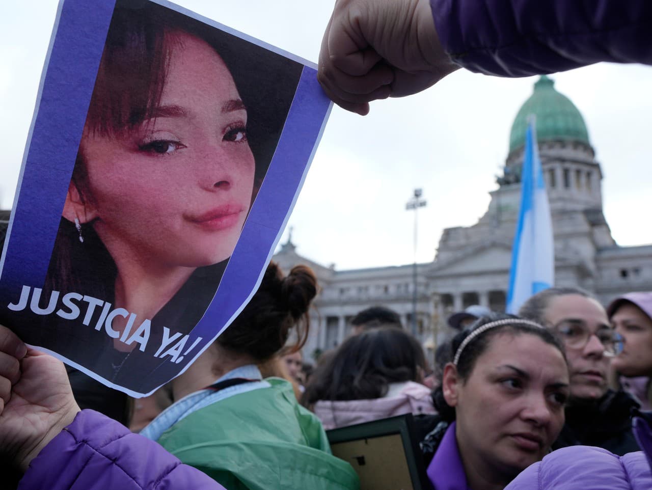 Ľudia v Argentíne protestujú proti mučeniu a zabitiu troch mladých žien, Brendy del Castillo, Moreny Verdi a Lary Gutierrezovej.