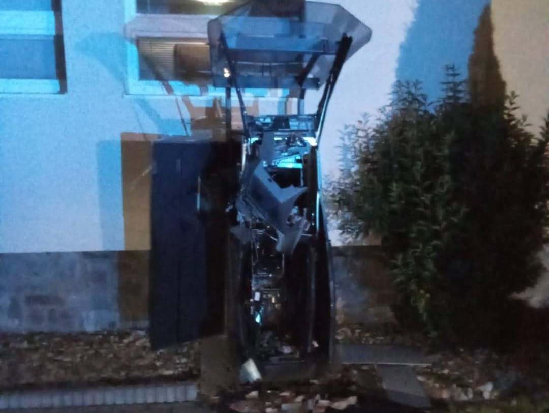 Polícia vyšetruje výbuch bankomatu v Novoti