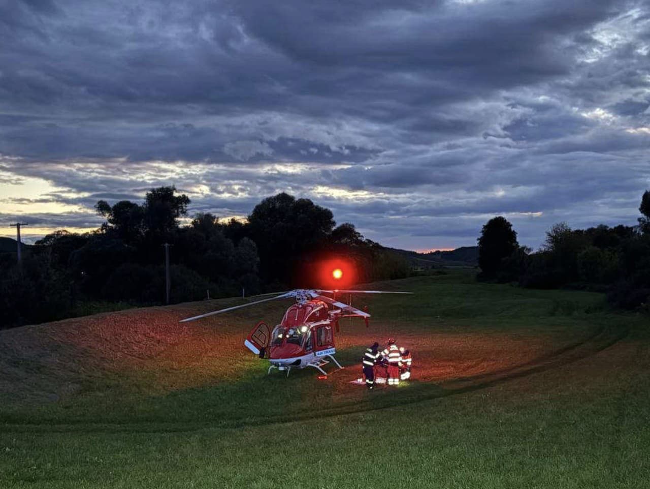 Pri tragickej nehode pri obci Janice zasahuje aj záchranársky vrtuľník