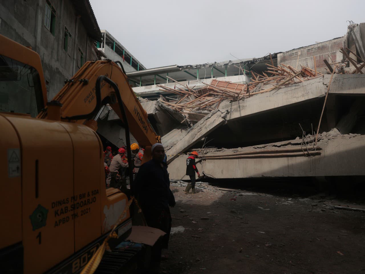 záchranári pátrajú po obetiach