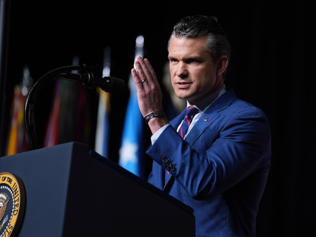 Americký minister obrany Pete Hegseth prehovoril k zhromaždeniu najvyšších vojenských veliteľov USA na základni námornej pechoty Quantico.