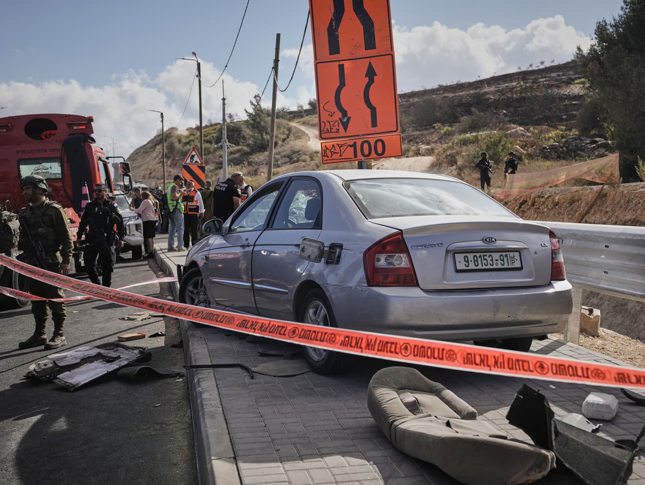 Izraelské bezpečnostné sily kontrolujú vozidlo použité pri náraze a pokuse o bodný útok palestínskeho útočníka neďaleko mesta Al-Chader na Západnom brehu Jordánu.