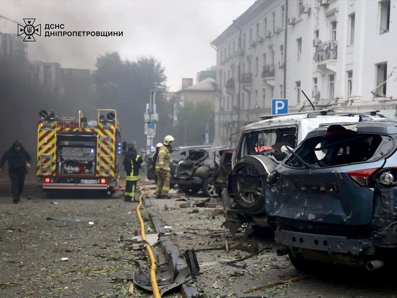 Na tejto fotografii, ktorú poskytla ukrajinská záchranná služba, hasiči hasia požiar po útoku ruských dronov v Dnipre.