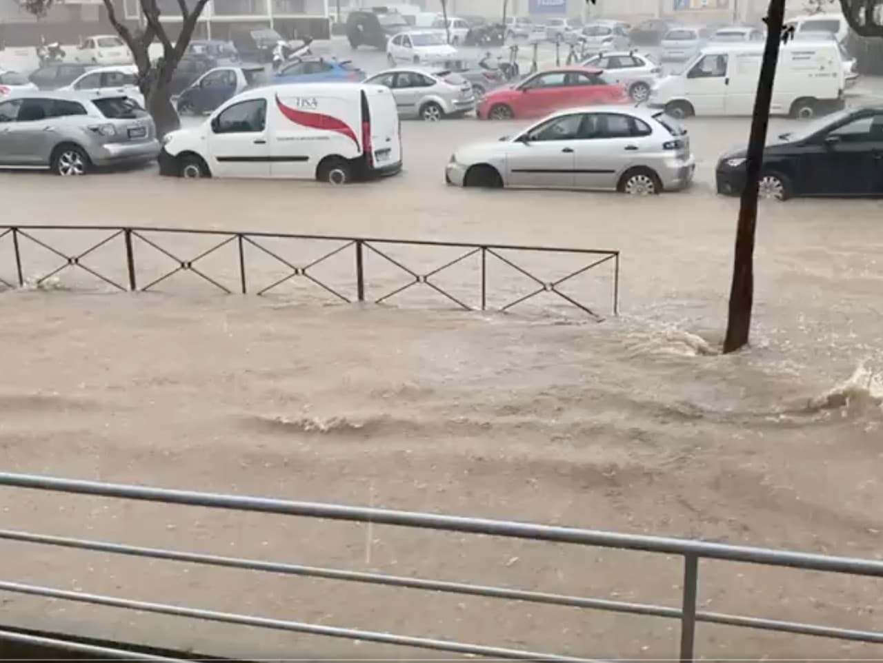 Ostrov Ibiza sužujú prívalové dažde a povodne.