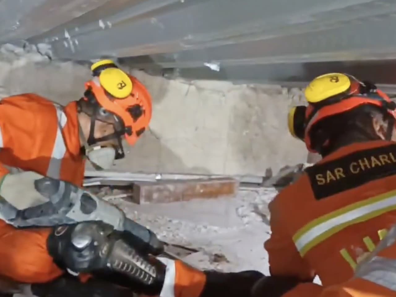 Na mieste sú ťažké stroje aj 300 záchranárov, ktorí naďalej pátrajú po zavalených