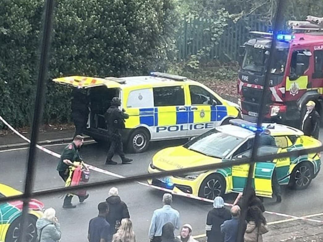 Políciu na miesto privolal svedok, ktorý videl, ako auto smerovalo k skupine ľudí.