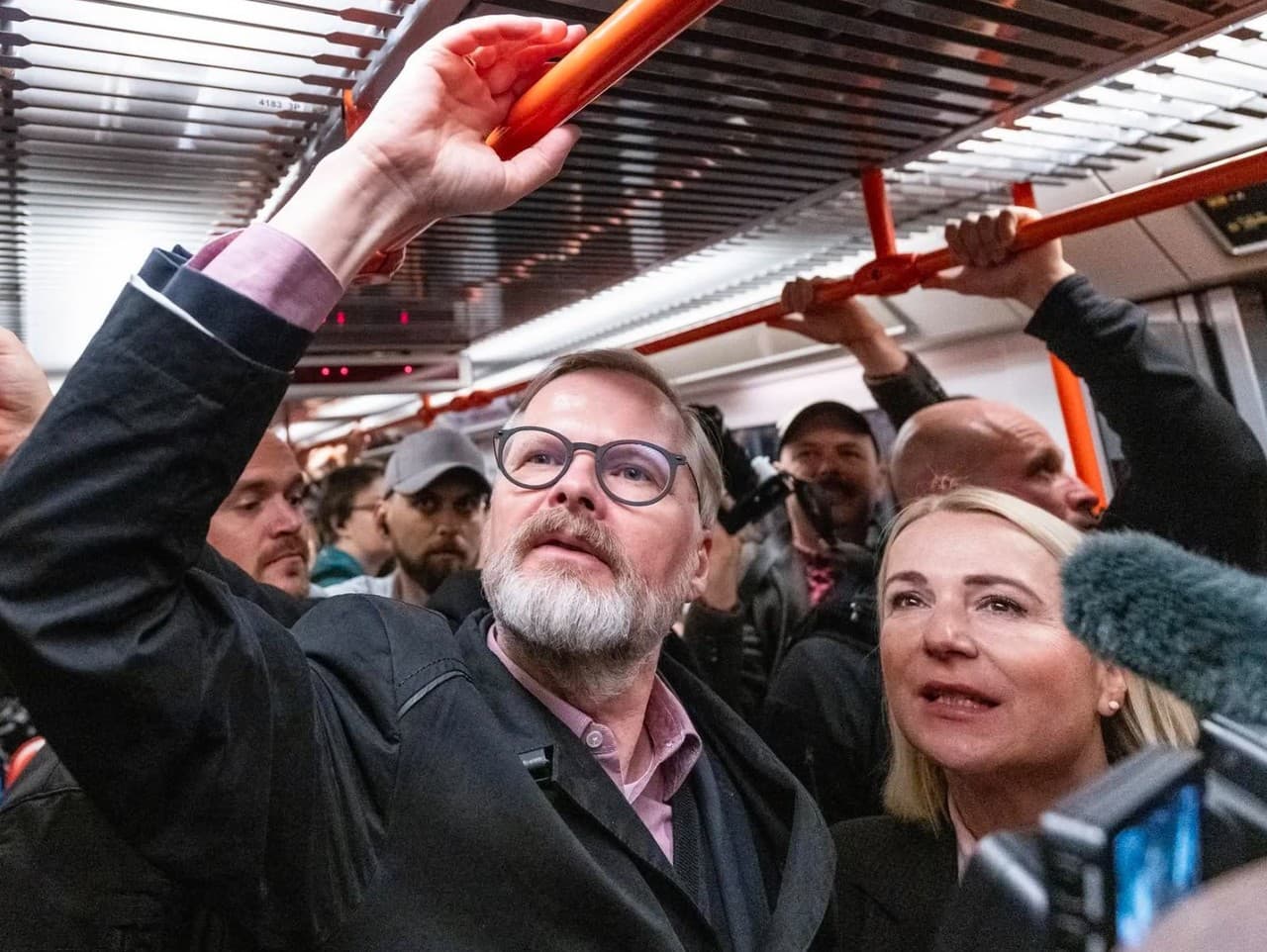 Predseda českej vlády Petr Fiala spoločne s ministerkou obrany ČR Janou Černochovou počas jazdy pražským metrom. 