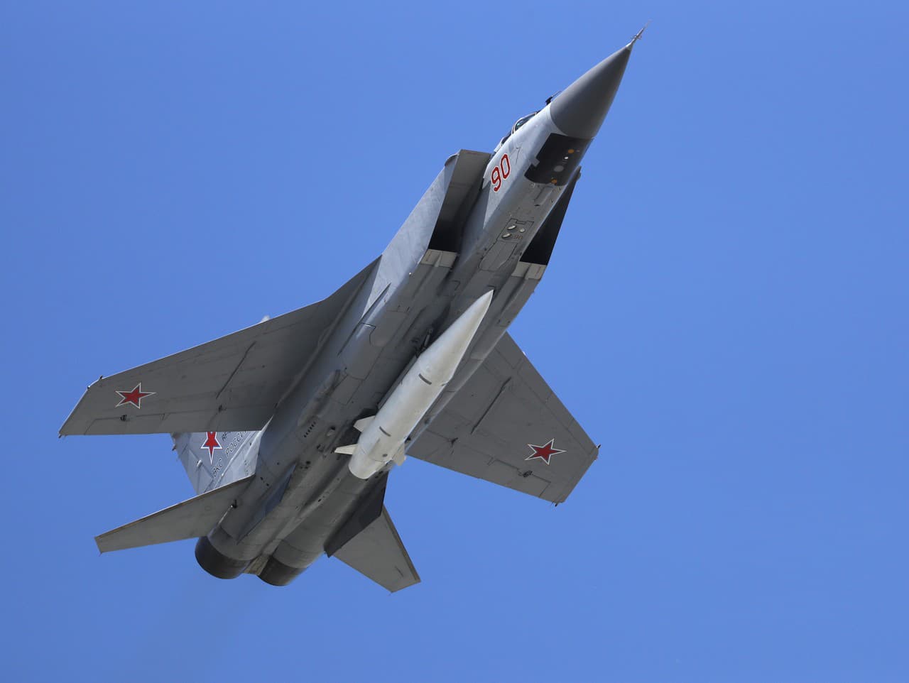 Raketa Kinžal, ktorú nesie na podvozku ruská stíhačka MIG-31K