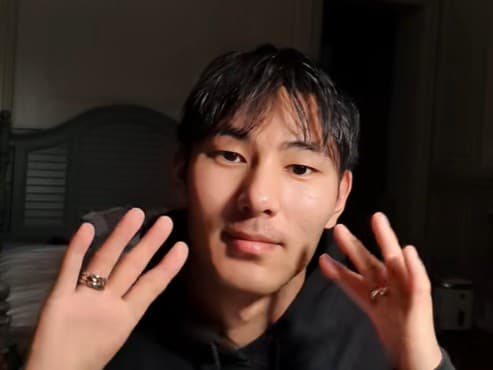 Narodil sa bez palcov, no dokáže všetko.