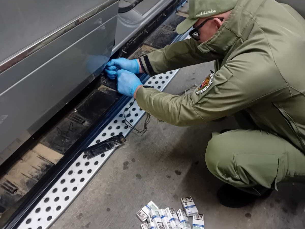Colníci na východnej hranici našli cigarety ukryté v aute aj alkohol v autobuse