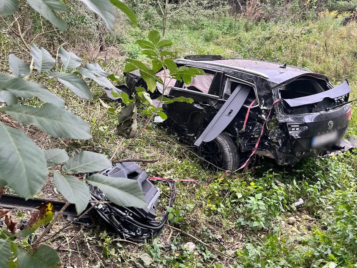 Auto skončilo mimo vozovky.