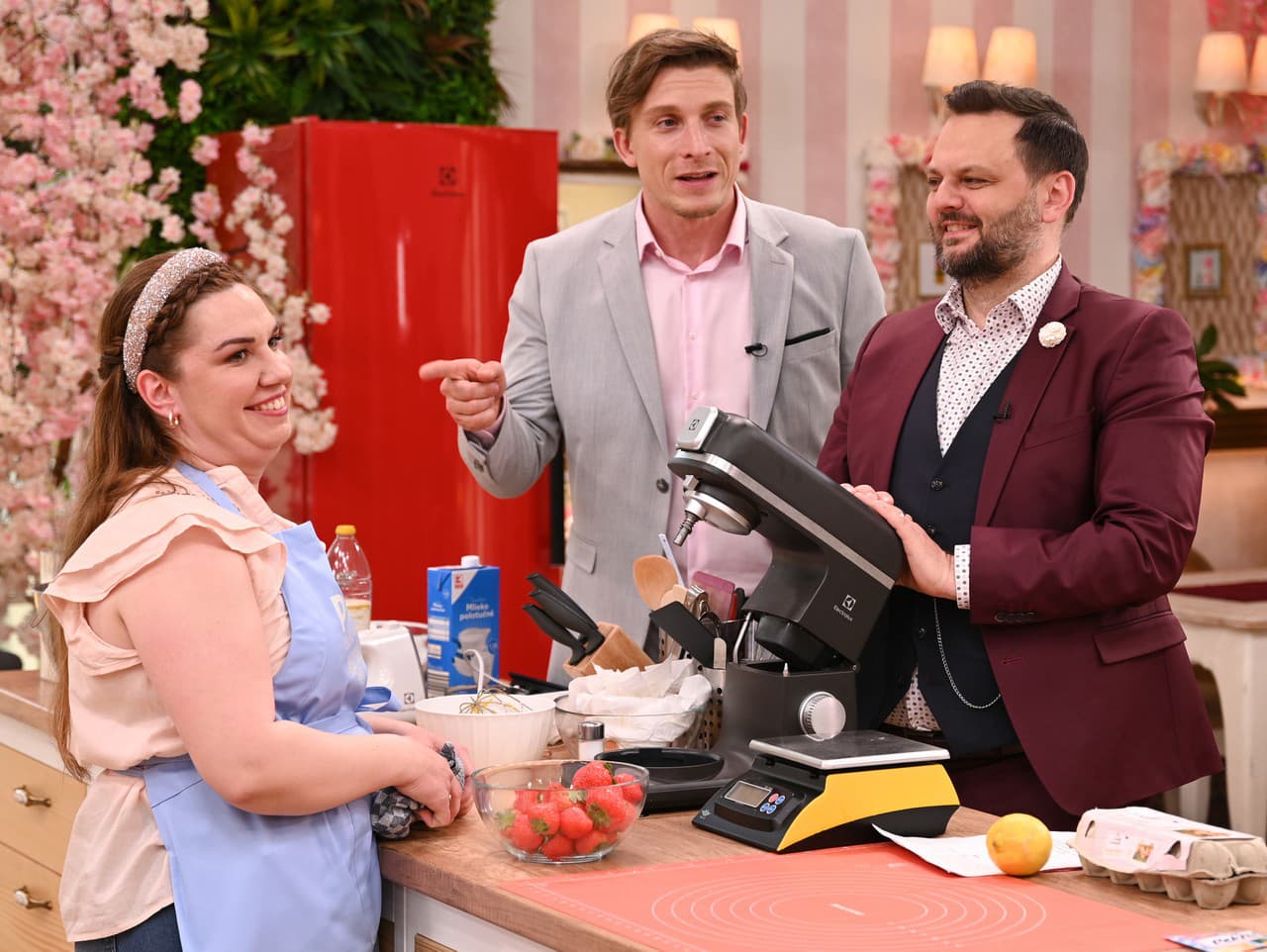 Gabika s moderátormi v šou Pečie celé Slovensko