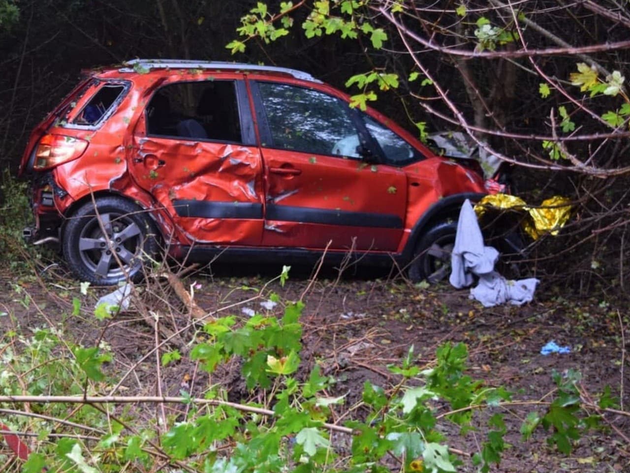 Auto sa zrútilo strmým zrázom, vodič ani spolujazdec nehodu neprežili