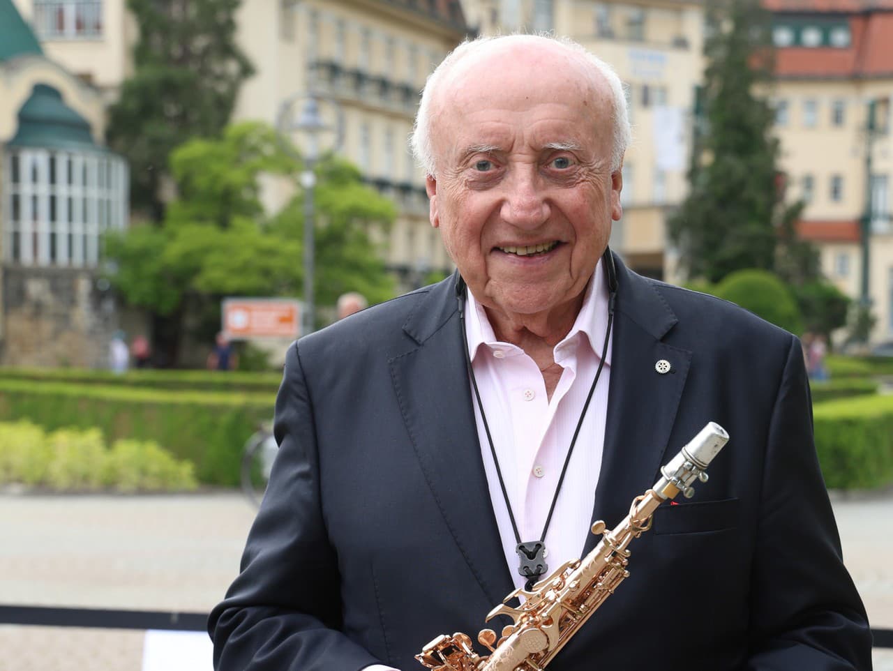 Felix Slováček v Piešťanoch na otvorení výstavy Alfonza Muchu