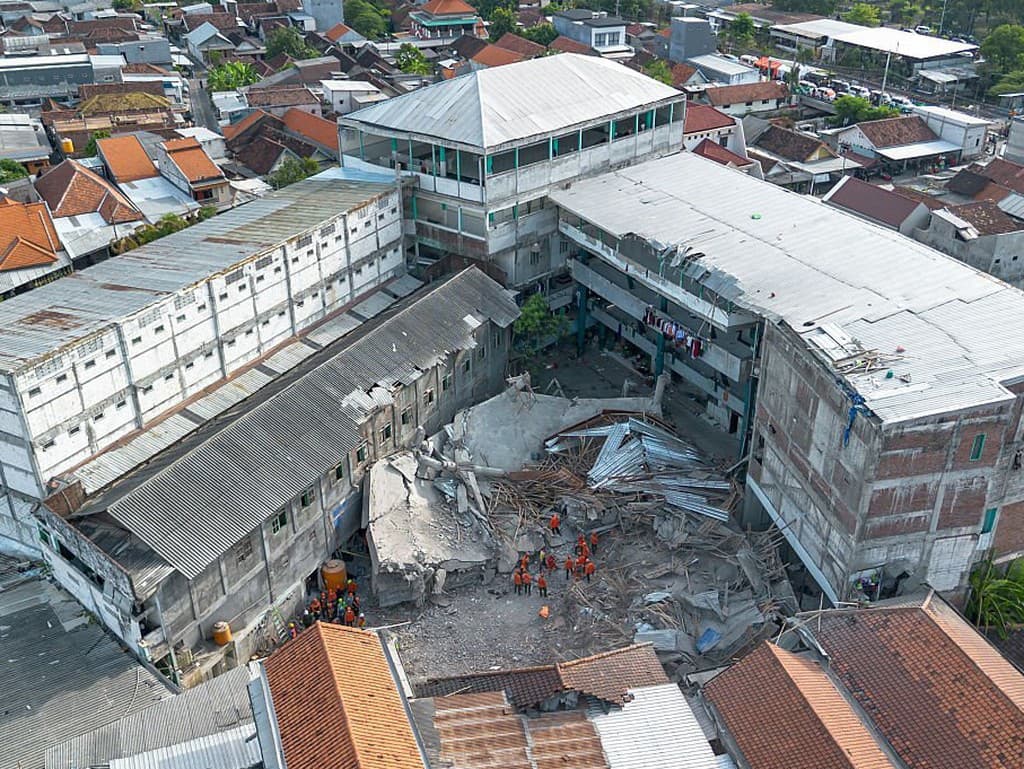 Zrútená škola v Indonézii.