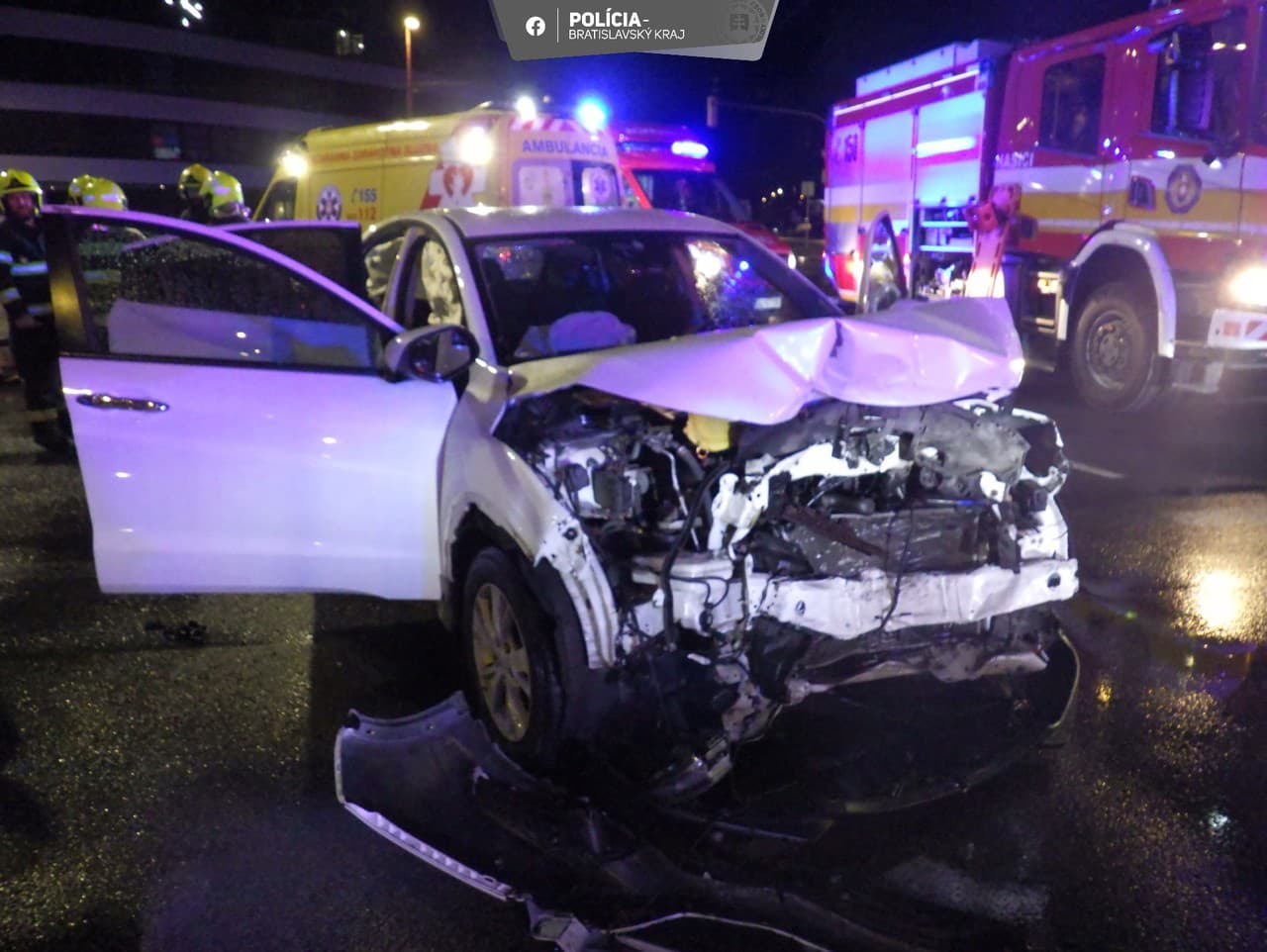 dopravná nehoda na frekventovanej križovatke v Bratislave