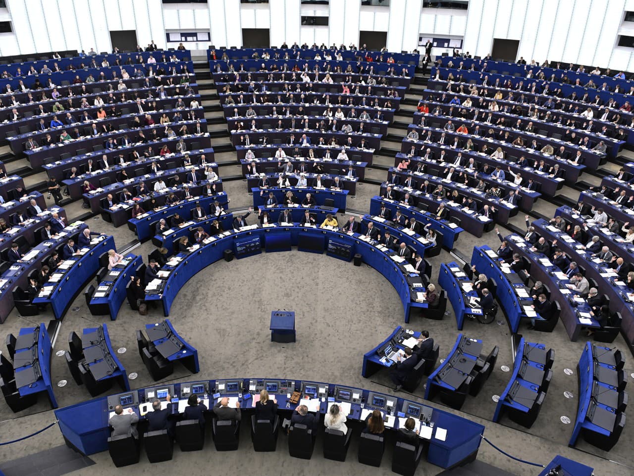 Poslanci Európskeho parlamentu sa zúčastňujú zasadnutia.