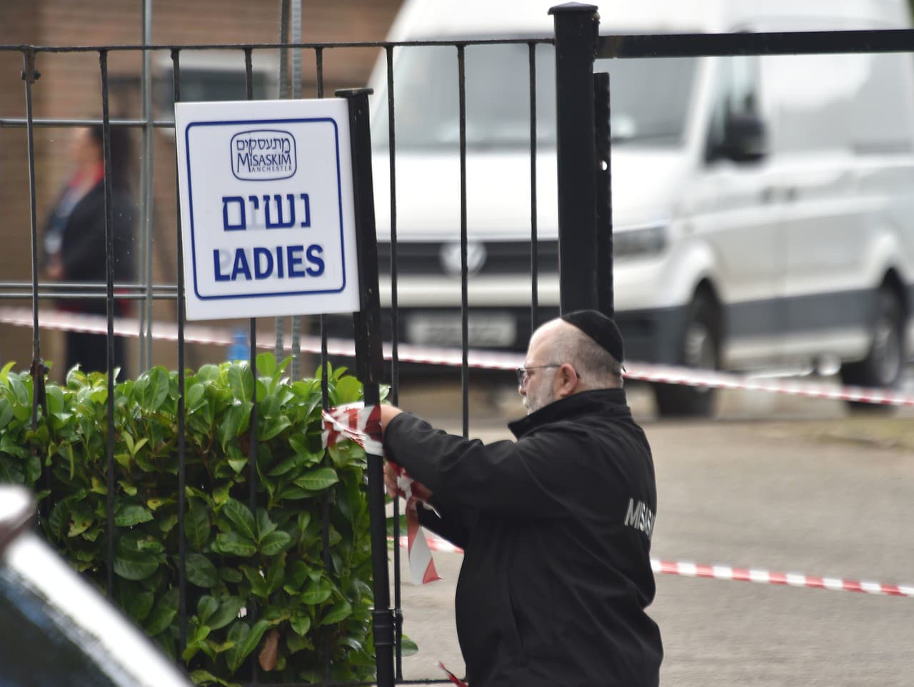 Člen židovskej komunity pred pohrebom Adriana Daulbyho na židovskom cintoríne v Salforde.