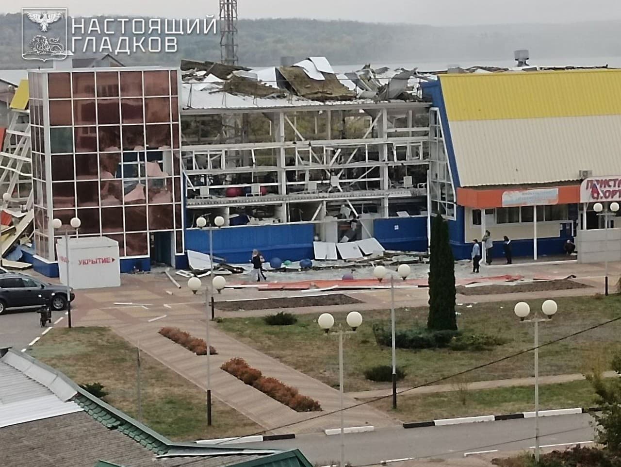 Na tejto fotografii, ktorú v stredu 8. októbra 2025 zverejnil na telegramovom kanáli guvernér Belgorodskej oblasti Vjačeslav Gladkov, je pohľad na budovu sociálneho zariadenia, ktorá bola poškodená Ozbrojenými silami Ukrajiny v obci Maslova Pristan v Šebe