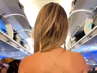 Modelka si zrejme pomýlila letisko s módnou prehliadkou.