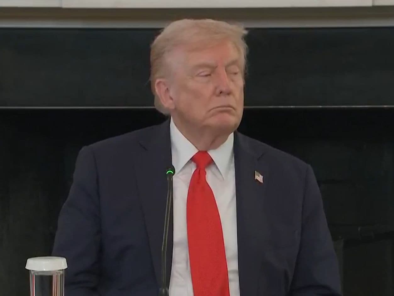 Donald Trump sotva dokázal udržať oči otvorené.