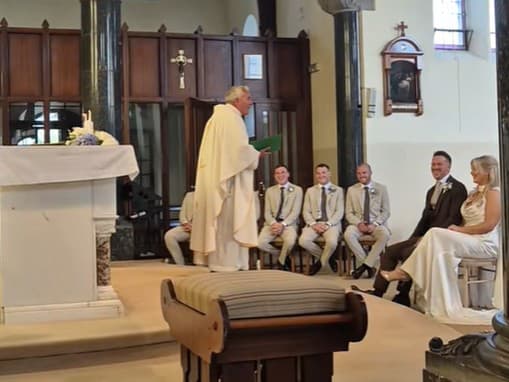 Kňaz začal uprostred modlitby spievať!