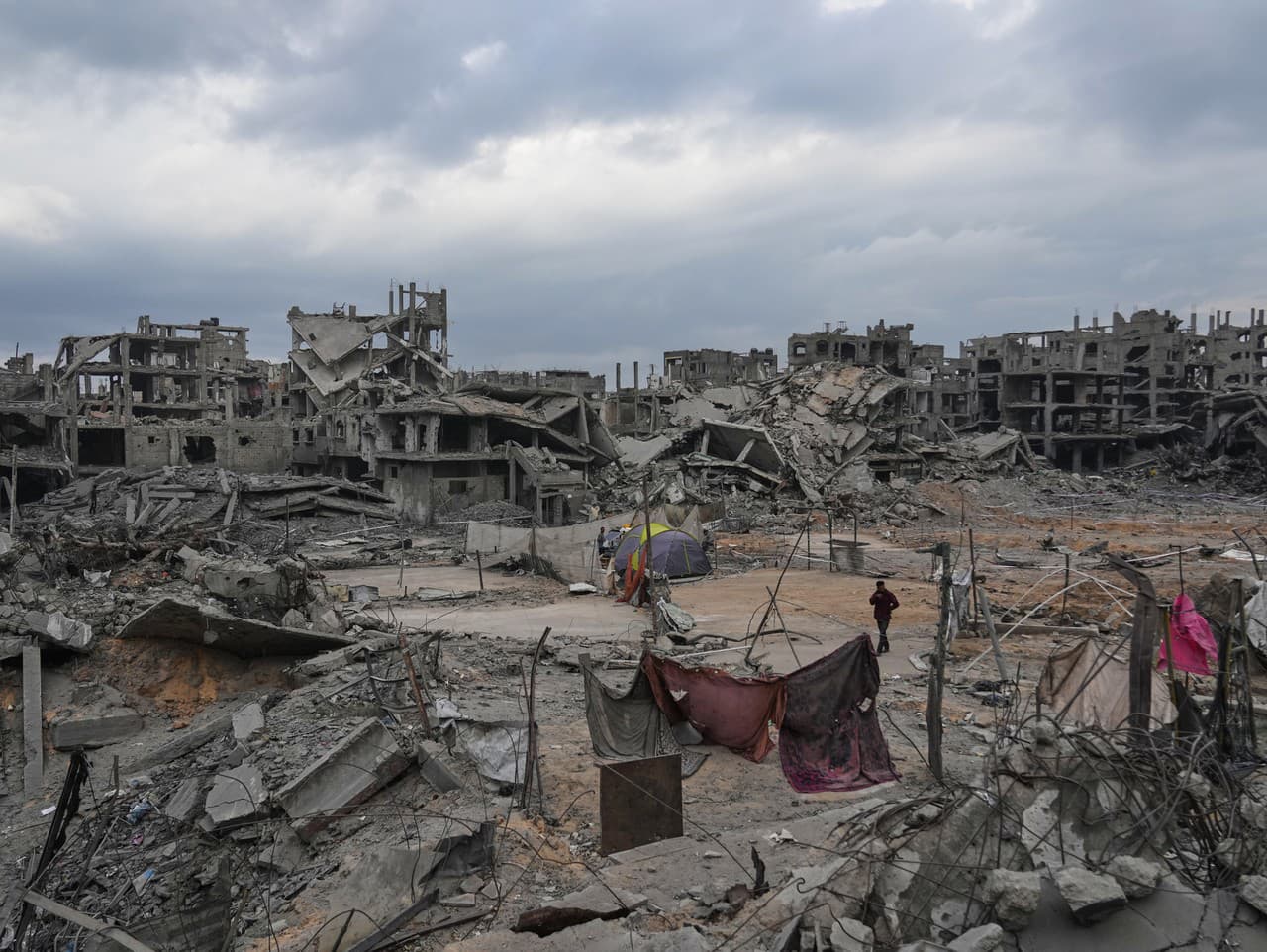 Vysídlení Palestínčania si postavili stany uprostred zničených budov v utečeneckom tábore Šatí v Gaze.