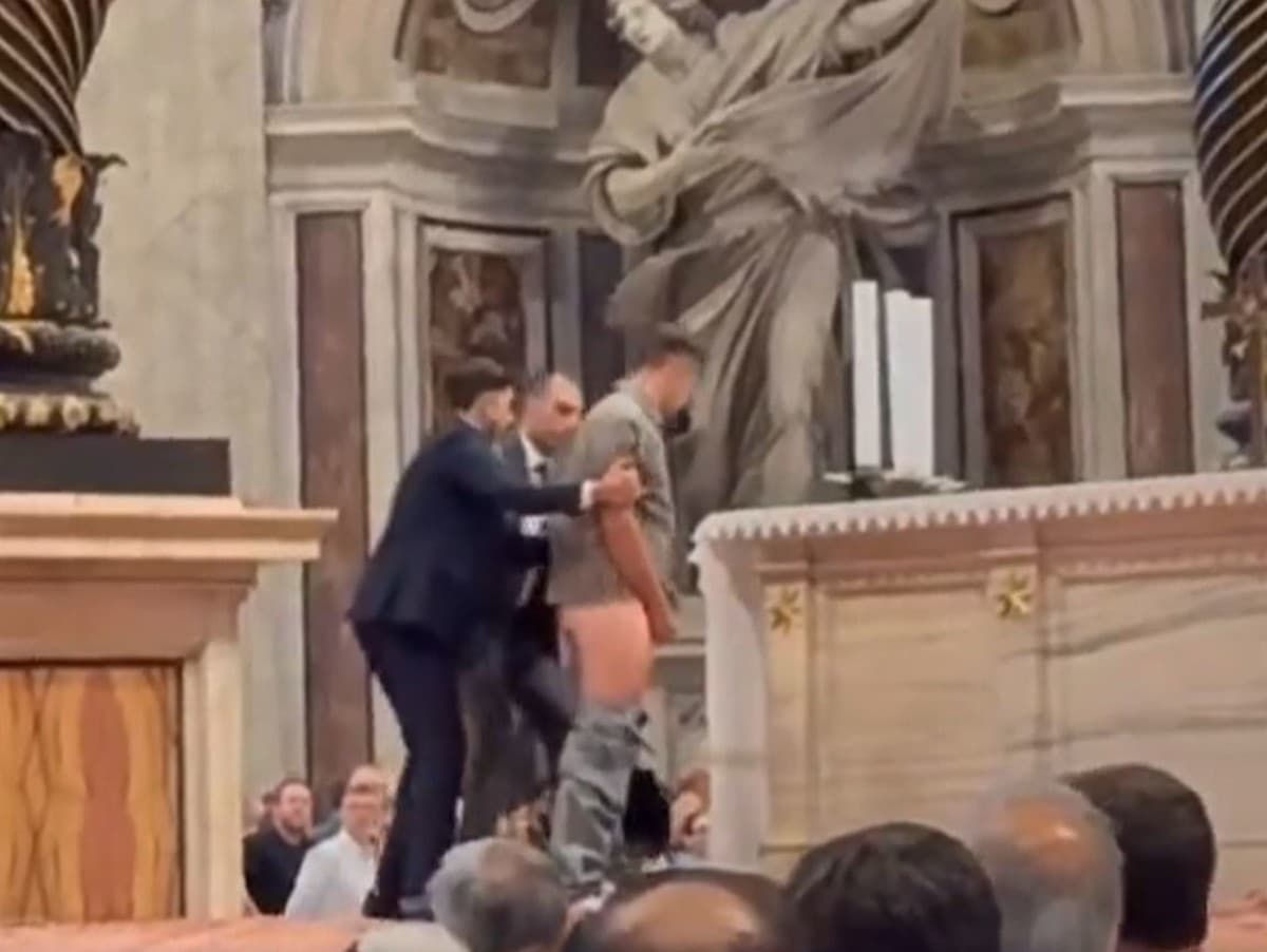 Muž sa vymočil uprostred Baziliky sv. Petra.