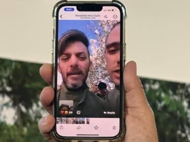 Bratia Ariel a David Cuniovci, ktorí boli viac ako dva roky rukojemníkmi Hamasu. Tesne pred prepustením im dovolili spojiť sa s matkou. 