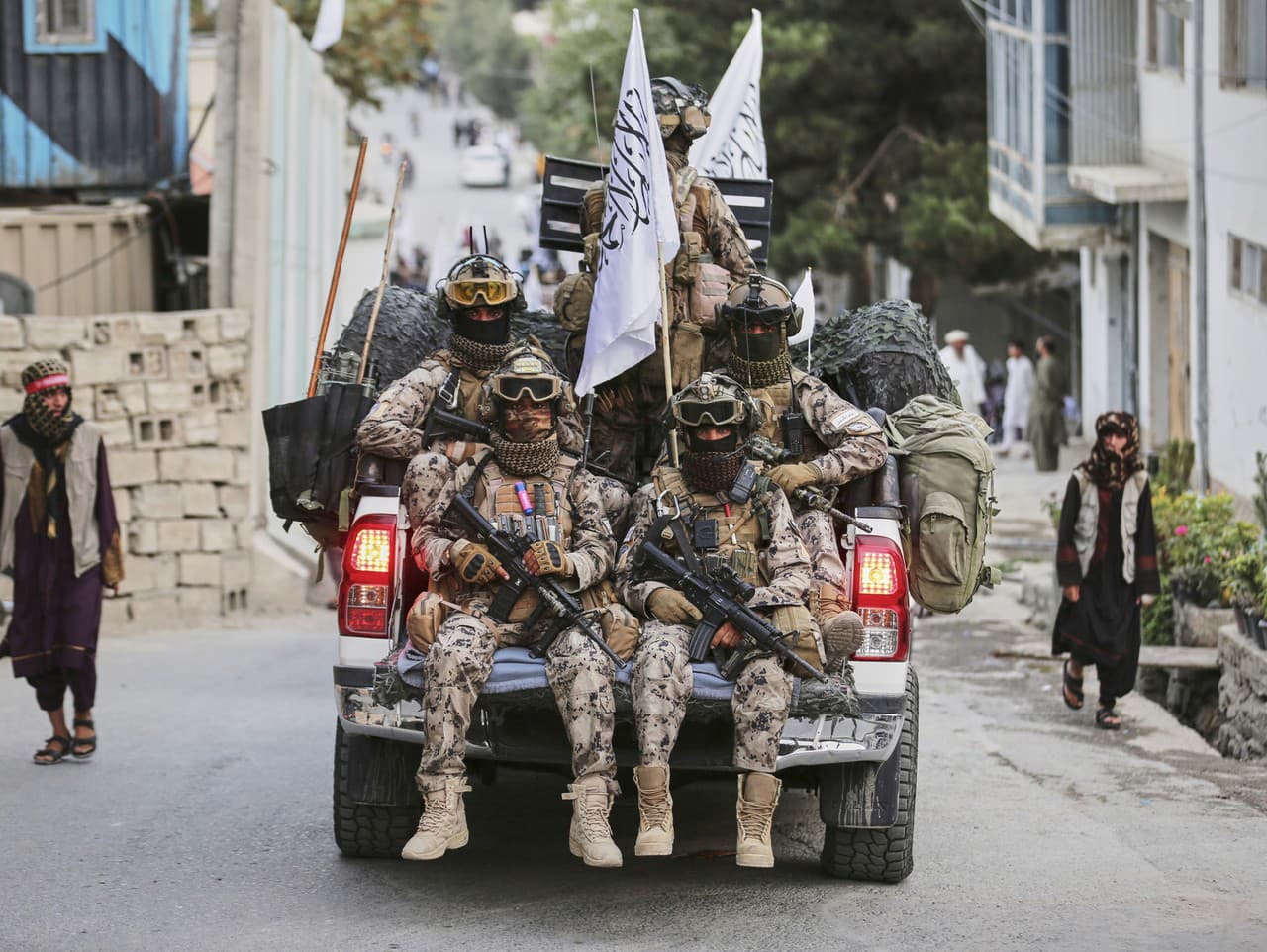 Zamaskovaní bojovníci Talibanu v Afganistane 