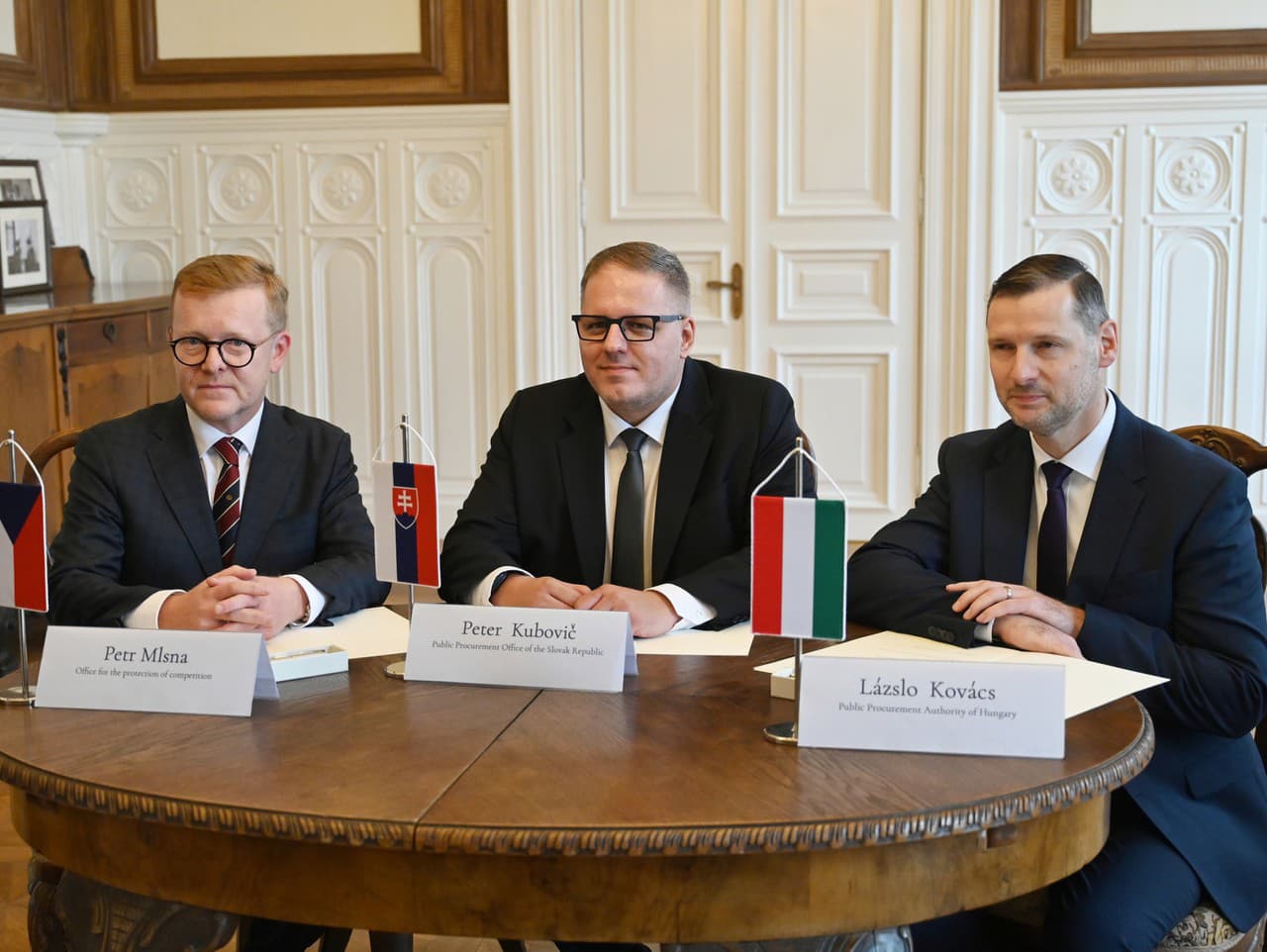 Zľava predseda pre ochranu hospodárskej súťaže Českej republiky Petr Mlsna, predseda Úradu pre verejné obstarávanie Slovenskej republiky Peter Kubovič a predseda Úradu pre verejné obstarávanie Maďarska Lászlo Kovács
