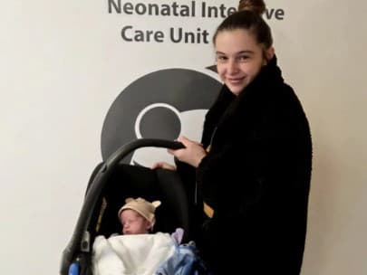 Britka myslela, že má zápal slepého čreva, a nakoniec porodila syna.