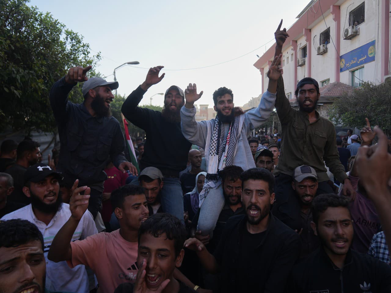 Ľudia vítajú oslobodených palestínskych väzňov, ktorí prichádzajú do pásma Gazy po prepustení z izraelských väzníc.