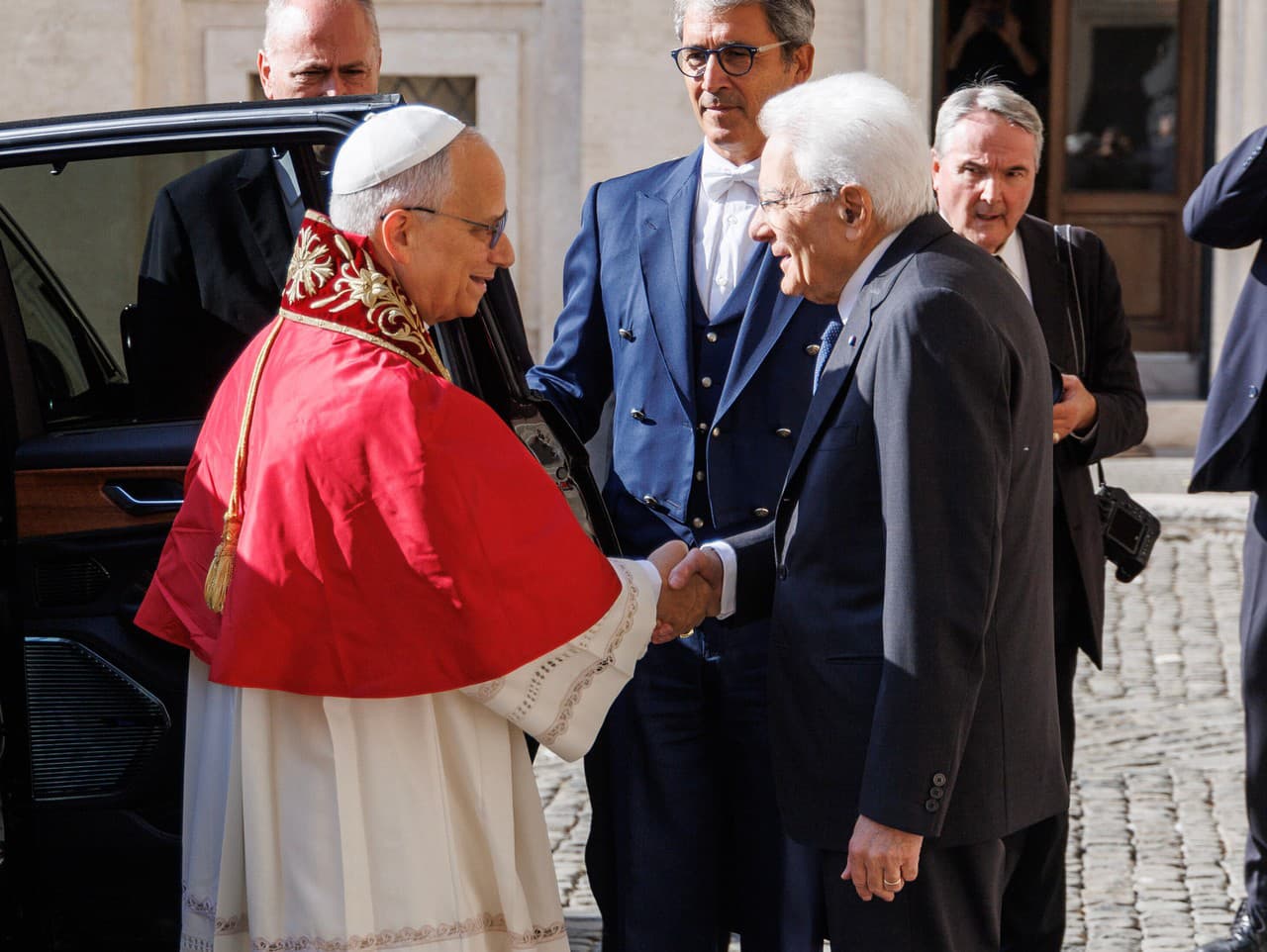 Taliansky prezident Sergio Mattarella víta pápeža Leva XIV. v rímskom Kvirinálskom paláci.