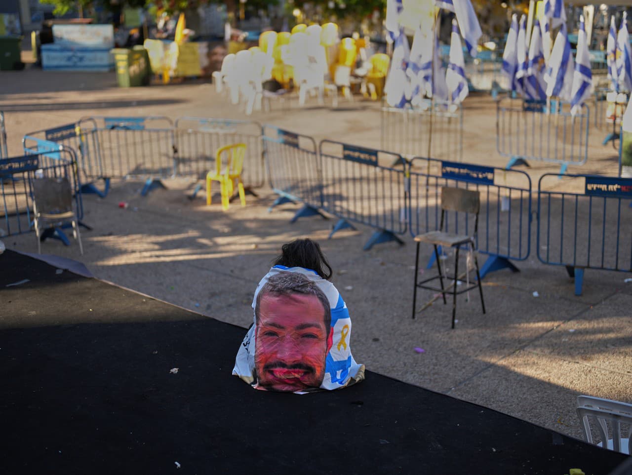 Na snímke izraelská žena je zabalená v izraelskej vlajke s fotografiou svojho najlepšieho priateľa, ktorý zahynul pri útoku Hamasu.