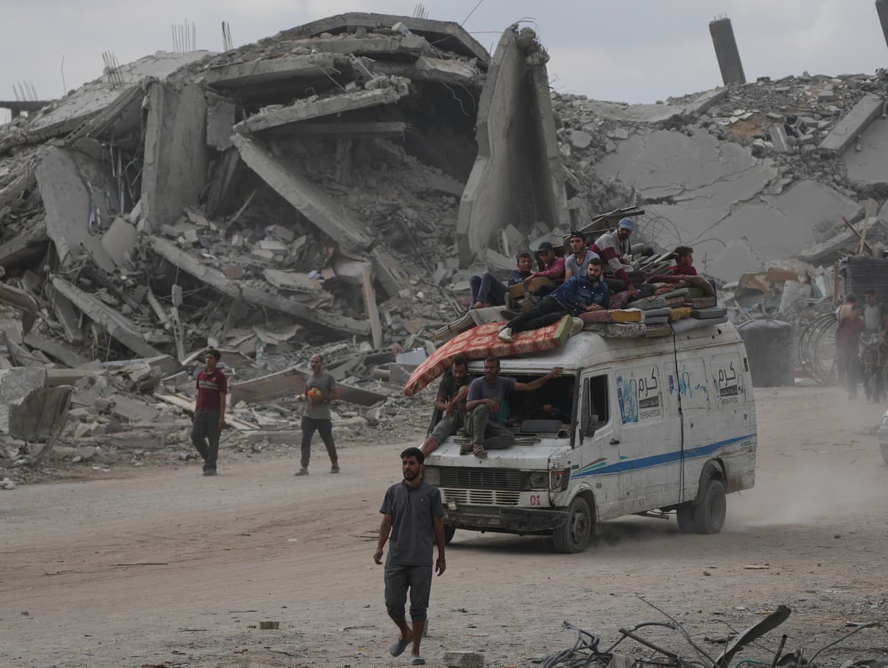 Vysídlení Palestínčania jazdia na dodávke so svojimi osobnými vecami medzi troskami zničených budov na ulici Al-Džalá v meste Gaza.