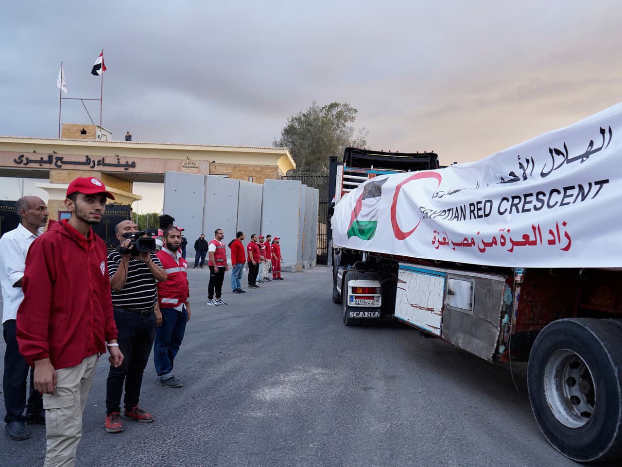 Členovia Egyptského červeného polmesiaca monitorujú nákladné autá s humanitárnou pomocou, ktoré vchádzajú na hraničný priechod Rafah medzi Egyptom a pásmom Gazy.