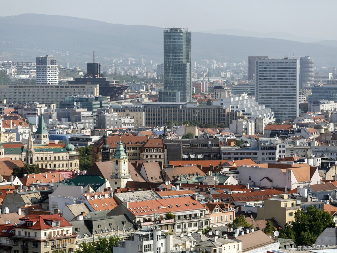 Pohľad z vyhliadkovej plošiny Mosta SNP na Staré mesto a budovu Národnej banky Slovenska (NBS) v pozadí.
